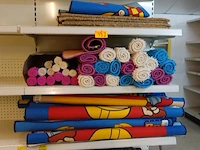 Volledige inhoud rek matten/tapijten - afbeelding 4 van  6