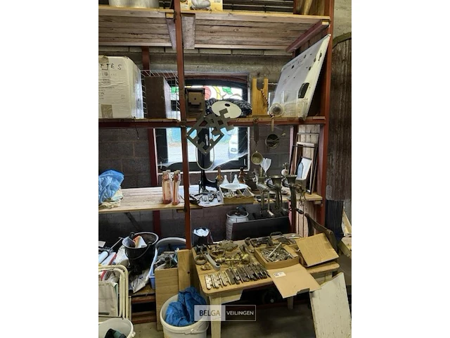 Volledige inhoud rek met tafeltje antiek deurbeslag - afbeelding 1 van  1