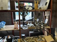 Volledige inhoud rek met tafeltje antiek deurbeslag