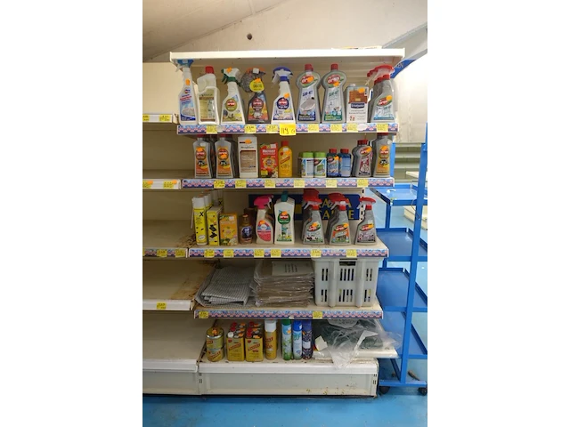 Volledige inhoud rek onderhoudsproducten - afbeelding 1 van  4