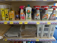 Volledige inhoud rek onderhoudsproducten - afbeelding 3 van  4