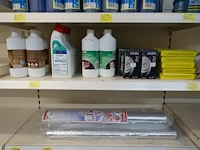 Volledige inhoud rek onderhoudsproducten - afbeelding 2 van  3