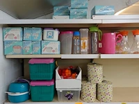 Volledige inhoud rek plastieken potten en schalen - afbeelding 2 van  3