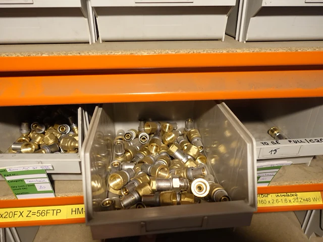 Volledige inhoud rek sanitaire koppelstukken - afbeelding 4 van  43
