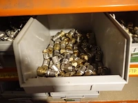 Volledige inhoud rek sanitaire koppelstukken - afbeelding 6 van  43