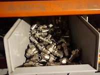 Volledige inhoud rek sanitaire koppelstukken - afbeelding 7 van  43