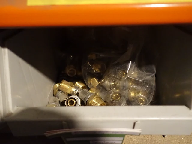 Volledige inhoud rek sanitaire koppelstukken - afbeelding 10 van  43