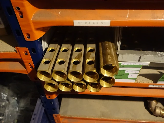 Volledige inhoud rek sanitaire koppelstukken - afbeelding 13 van  43
