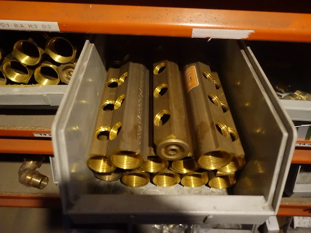 Volledige inhoud rek sanitaire koppelstukken - afbeelding 16 van  43