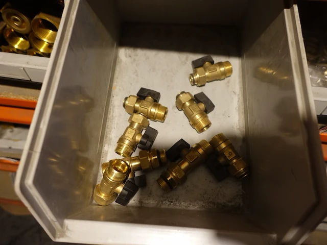 Volledige inhoud rek sanitaire koppelstukken - afbeelding 17 van  43