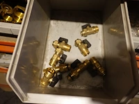 Volledige inhoud rek sanitaire koppelstukken - afbeelding 17 van  43