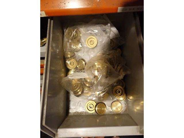 Volledige inhoud rek sanitaire koppelstukken - afbeelding 18 van  43