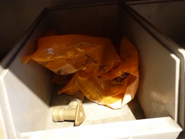 Volledige inhoud rek sanitaire koppelstukken - afbeelding 27 van  43