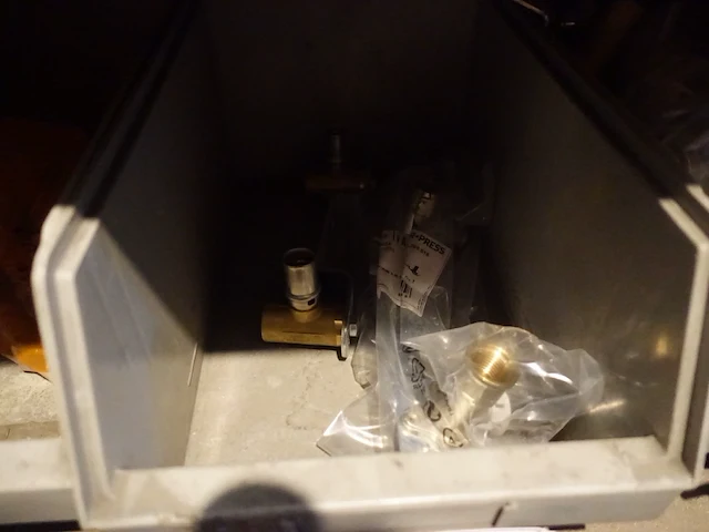 Volledige inhoud rek sanitaire koppelstukken - afbeelding 28 van  43