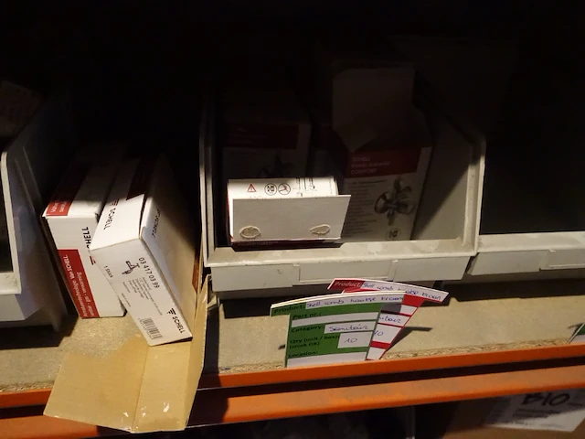 Volledige inhoud rek sanitaire koppelstukken - afbeelding 30 van  43