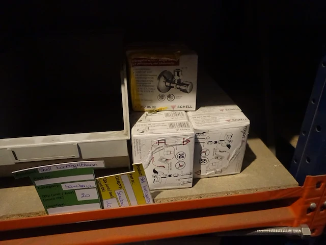 Volledige inhoud rek sanitaire koppelstukken - afbeelding 31 van  43