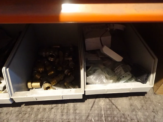 Volledige inhoud rek sanitaire koppelstukken - afbeelding 33 van  43