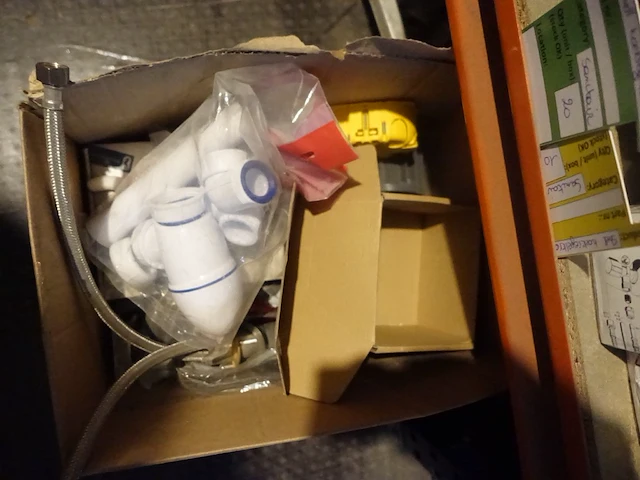 Volledige inhoud rek sanitaire koppelstukken - afbeelding 38 van  43