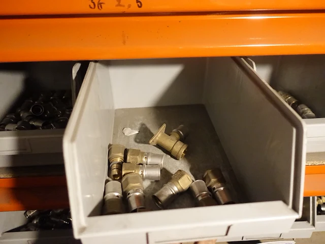 Volledige inhoud rek sanitaire koppelstukken - afbeelding 34 van  43