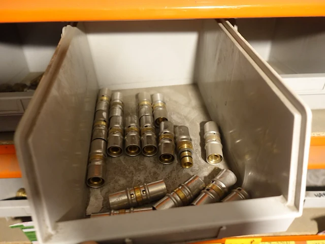 Volledige inhoud rek sanitaire koppelstukken - afbeelding 39 van  43