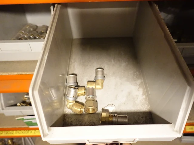 Volledige inhoud rek sanitaire koppelstukken - afbeelding 40 van  43