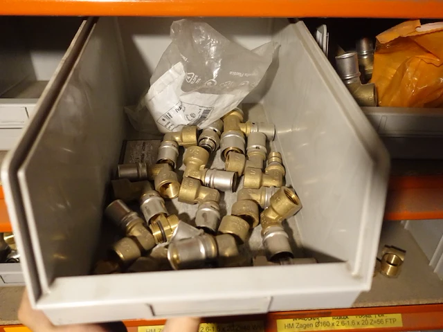 Volledige inhoud rek sanitaire koppelstukken - afbeelding 41 van  43
