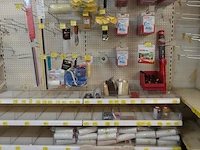 Volledige inhoud rek schilder/plakkerstoebehoren - afbeelding 1 van  7