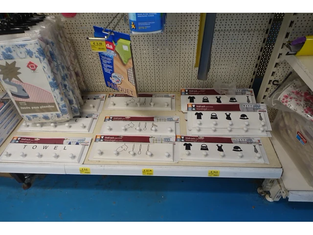Volledige inhoud rek schoonmaak- en babyaccessoires - afbeelding 2 van  14