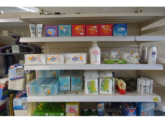 Volledige inhoud rek schoonmaak- en babyaccessoires - afbeelding 3 van  14