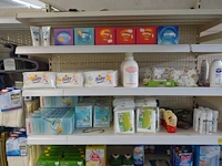 Volledige inhoud rek schoonmaak- en babyaccessoires - afbeelding 3 van  14