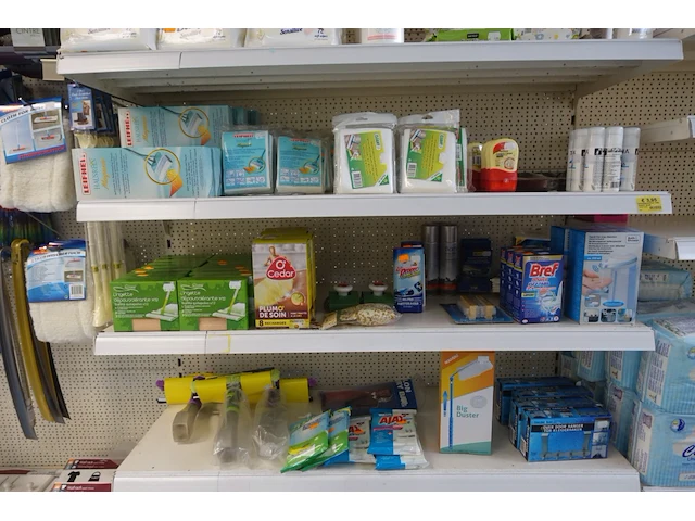 Volledige inhoud rek schoonmaak- en babyaccessoires - afbeelding 4 van  14