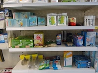 Volledige inhoud rek schoonmaak- en babyaccessoires - afbeelding 4 van  14