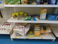 Volledige inhoud rek schoonmaak- en babyaccessoires - afbeelding 5 van  14