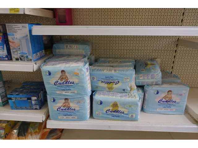 Volledige inhoud rek schoonmaak- en babyaccessoires - afbeelding 6 van  14