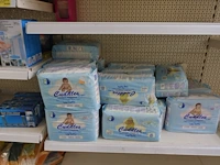 Volledige inhoud rek schoonmaak- en babyaccessoires - afbeelding 6 van  14