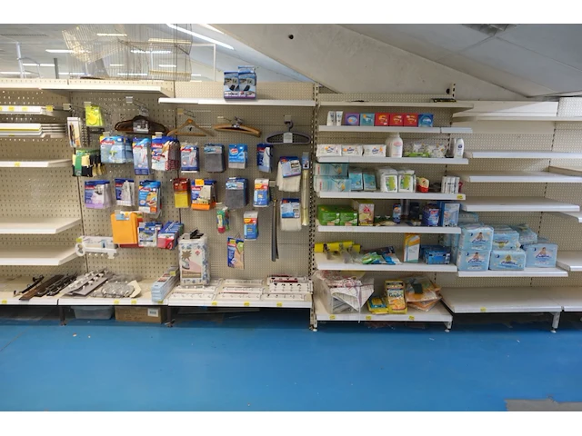 Volledige inhoud rek schoonmaak- en babyaccessoires - afbeelding 1 van  14
