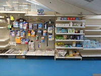 Volledige inhoud rek schoonmaak- en babyaccessoires - afbeelding 1 van  14
