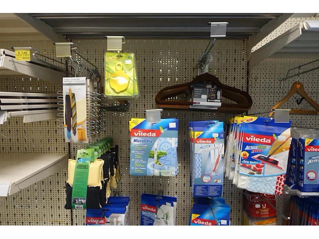 Volledige inhoud rek schoonmaak- en babyaccessoires - afbeelding 7 van  14