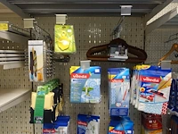 Volledige inhoud rek schoonmaak- en babyaccessoires - afbeelding 7 van  14