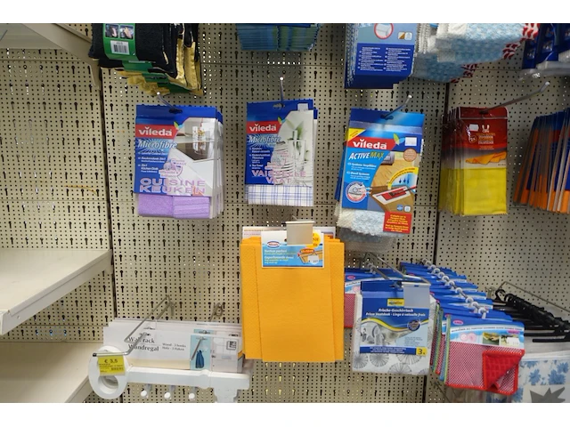 Volledige inhoud rek schoonmaak- en babyaccessoires - afbeelding 8 van  14