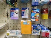 Volledige inhoud rek schoonmaak- en babyaccessoires - afbeelding 8 van  14