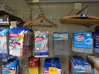 Volledige inhoud rek schoonmaak- en babyaccessoires - afbeelding 10 van  14