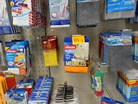 Volledige inhoud rek schoonmaak- en babyaccessoires - afbeelding 11 van  14