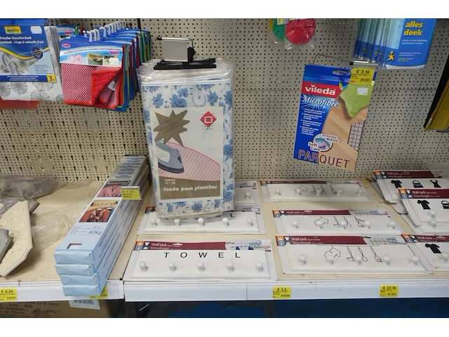 Volledige inhoud rek schoonmaak- en babyaccessoires - afbeelding 12 van  14