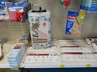 Volledige inhoud rek schoonmaak- en babyaccessoires - afbeelding 12 van  14