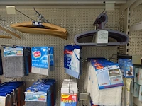 Volledige inhoud rek schoonmaak- en babyaccessoires - afbeelding 13 van  14