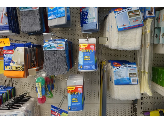 Volledige inhoud rek schoonmaak- en babyaccessoires - afbeelding 14 van  14