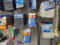 Volledige inhoud rek schoonmaak- en babyaccessoires - afbeelding 14 van  14