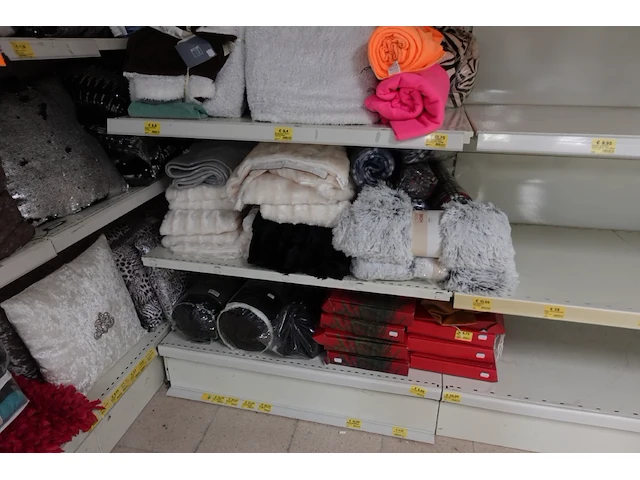 Volledige inhoud rek textiel - afbeelding 6 van  7