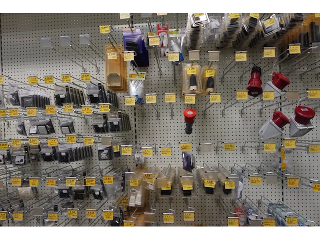 Volledige inhoud rek toebehoren elektriciteit - afbeelding 4 van  15